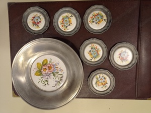 Set Vintage Zinnteller mit Blumen verziertem Porzellaneinsatz