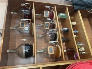 Gasthaus Auflösung   Tisch   Stühle Regale   Gläser   Küchengeräte   Gekühlte Vitrine   Tische Bild 9