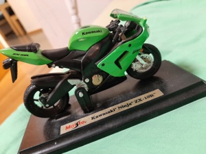 Ein motorradaufsteller der marke Kawasaki