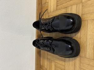 schwarze Schuhe, markante Sohle, Größe 36 Bild 2