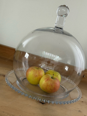 Grosse Glasglocke mit Glasteller 