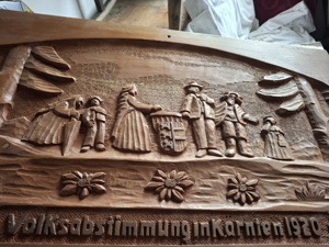 Geschnitzte Holztafel aus Kärnten