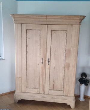 Antiker Schrank 