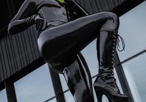 MISTRESS Sucht ONLINE Sklaven für Schmerzerziehung und Demütigung !