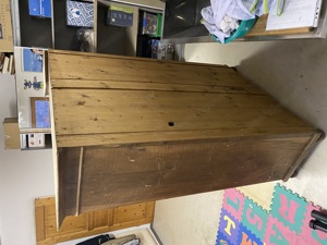 Alter Holzschrank Bild 2