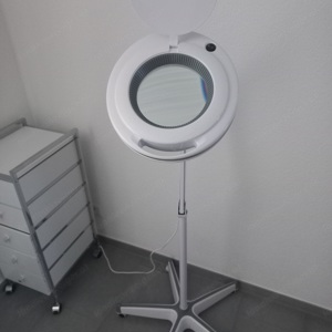 LED Lupenleuchte mit fahrbarem Standfuß