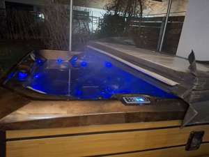 Whirlpool mit Abdeckung und Treppe,