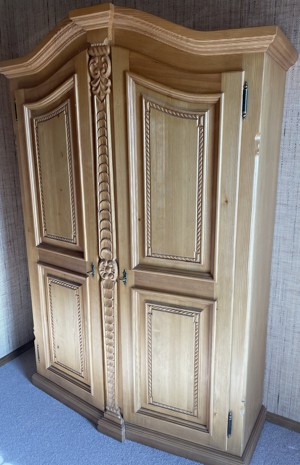 Bauernschrank Massivholz Bild 1