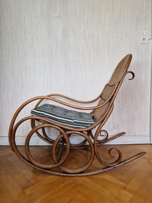 Sehr schöner, alter Bugholz Schaukelstuhl Thonet Nr. 4 Bild 4