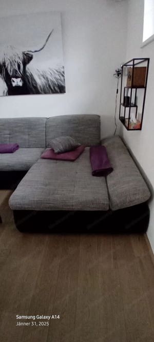 Couch neuwertig ausziehbar in hellgrau Bild 8