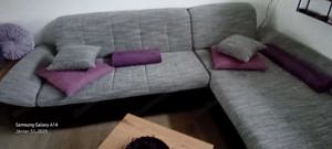 Couch neuwertig ausziehbar in hellgrau Bild 5