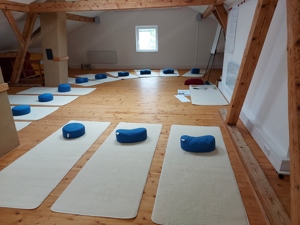 Raum für Yoga zu vermieten, bis zu 12 Teilnehmer möglich.Decken, Yogakissen und Matten sind vorort 