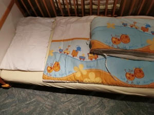 Kindergitterbett mit Himmel Bild 2