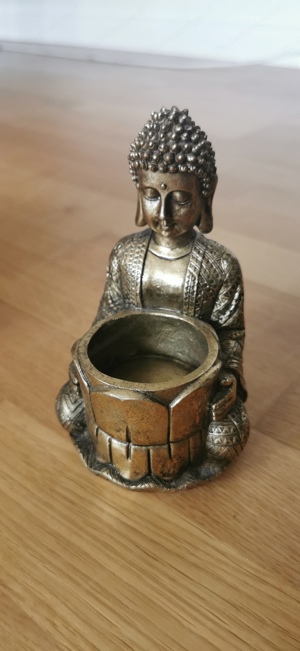 Buddha mit Kerze