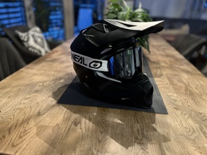 Motocross Helm Oneal und Oneal Brille Bild 2