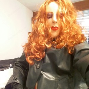 Crossdresser Miederstrapsträger Latex Schwere Gummianzüge interessierte Frauen TV. Bild 9