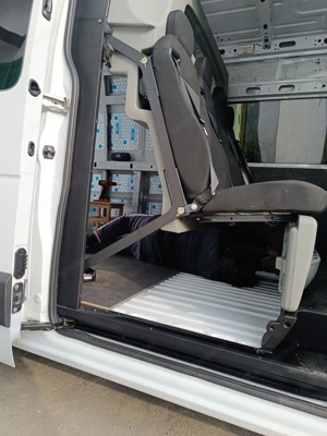 Renault Master 3 (2023) Doppelkabine 4er Sitzbank & Ladetrennwand Bild 3