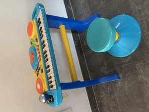 Kinder, Keyboard mit Mikrofon und Hocker