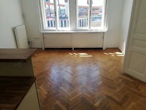 in Wien 77m  Büro Praxis, 3. Stock, Altbau renoviert, 1m  Balkon, Nähe U2 und Riesenrad