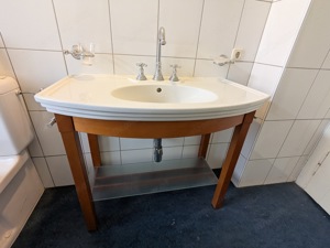 Waschtisch Villeroy & Boch Keramik mit Holzgestell klassisch Bild 6