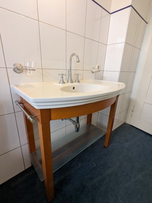 Waschtisch Villeroy & Boch Keramik mit Holzgestell klassisch