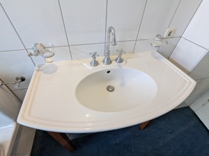 Waschtisch Villeroy & Boch Keramik mit Holzgestell klassisch Bild 5