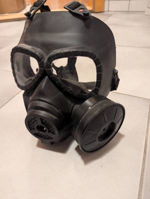 Gasmaske Attrappe zu verschenken