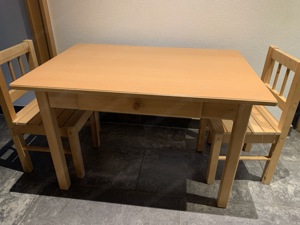 Kindertisch und Stühle aus Holz