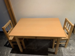 Kindertisch und Stühle aus Holz Bild 2