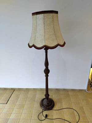 ZU VERSCHENKEN: Gedrechselte Stehlampe aus Echtholz, Höhe ca. 180cm 