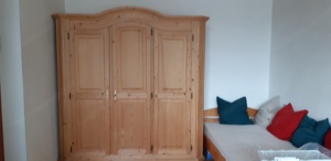 Bauernschrank (Holz) Bild 2