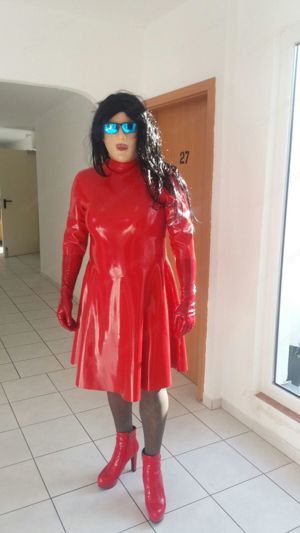 Crossdresser Miederstrapsträger Latex Schwere Gummianzüge interessierte Frauen TV.