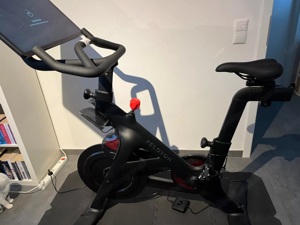 Peloton Bike Fitnessbike mit 22 Zoll HD  Bild 3