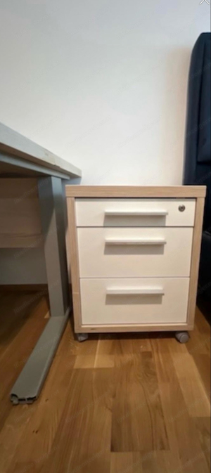 Schreibtisch mit Nachtkästchen und Schrank Bild 4