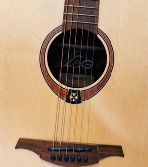 schöne LAG Tramontane T70D Gitarre mit kräftig lebendigem Sound, wie neu & dazu passender Gigbag Bild 2