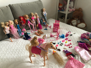 Barbies mit Zubehör Bild 2