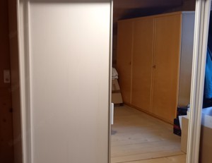 Verschiedene Einrichtungsgegenstände (Kasten, Bett, Kommoden, Kleiderschrank) Bild 5