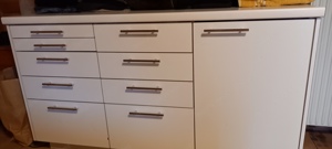 Verschiedene Einrichtungsgegenstände (Kasten, Bett, Kommoden, Kleiderschrank) Bild 6