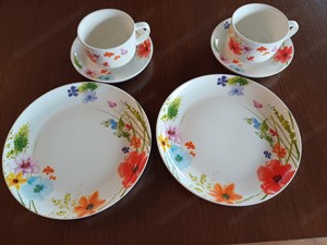 Hübsches Set: 2 Kuchenteller mit Kaffeetassen