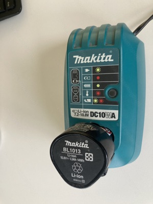 Makita 10,8 Ladegerät mit Akku 