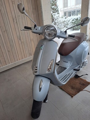 Neuwertige Vespa Primavera 125 ABS