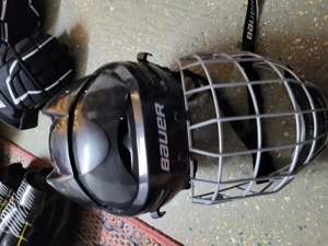 Eishockeyhelm mit Gitter zu verkaufen 