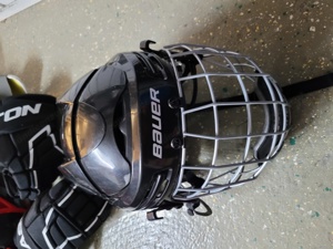 Eishockeyhelm mit Gitter zu verkaufen