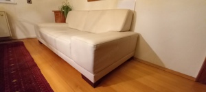 Sofa aus hellbeigem Kunstleder