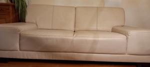 Sofa aus hellbeigem Kunstleder Bild 3