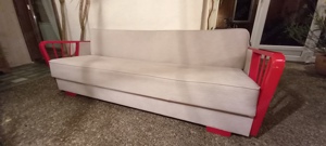 Beiges Designersofa mit roten Handlehnen und Liegebettfunktion