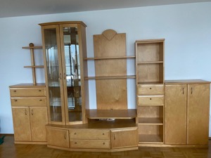 Wohnzimmerschrank aus massivem Holz 