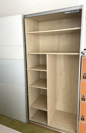 moderner Kleiderschrank weiß Bild 4