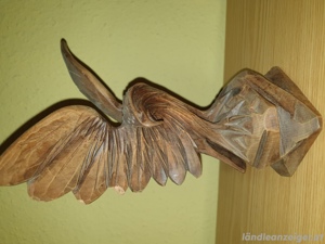 Holzskulptur Falke Bild 2