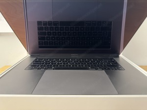 MacBook Pro - 15 Zoll, 2018 - Space Gray Bild 3